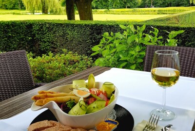 Play & Dine